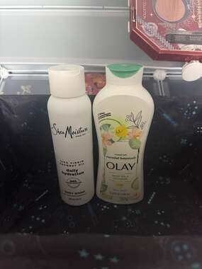 SheaMoisture Daily Hydration Body Wash And Olay Body Wash Lot Of 2